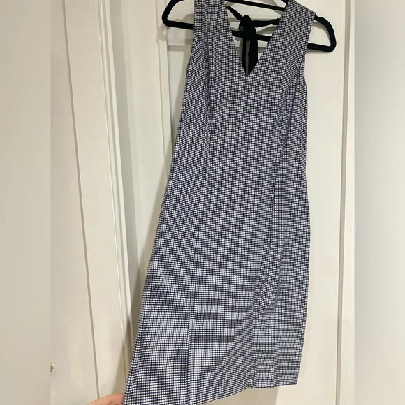 Banana republic sheath dress size 8 with black tie bow in the back Banana republic sheath dress size 8 with black tie bow in the back
